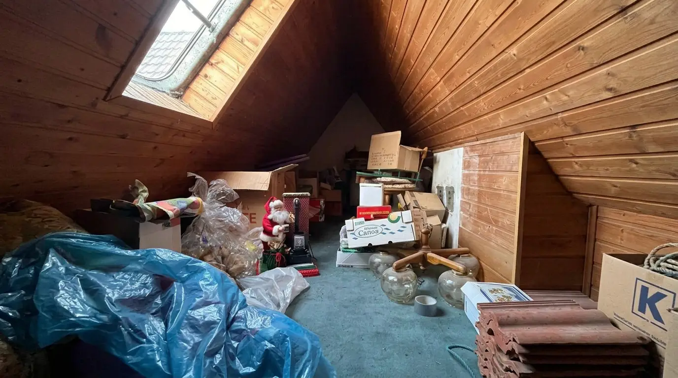 Nachher: besenrein übergebener Dachboden